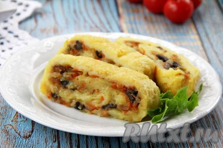 Картофельный рулет с грибами в духовке