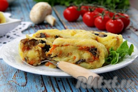А вот как выглядит в разрезе картофельный рулет с грибами. Сытно, аппетитно, вкусно, угощайтесь!