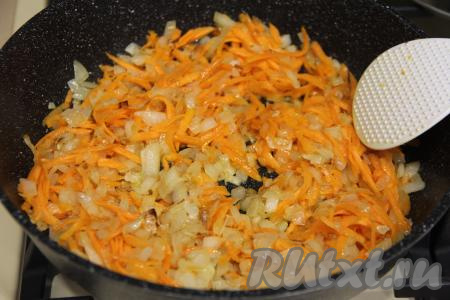 Обжарить овощи в течение 5-7 минут (до мягкости морковки), время от времени помешивая.