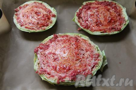 Получившуюся смесь из масла, чеснока и специй с помощью кулинарной кисти нанести на стейки из молодой капусты. 