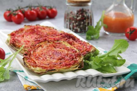 Готовые запечённые стейки из молодой капусты достать из духовки, переложить на тарелку и в горячем виде подать к столу в качестве гарнира к птице, мясу. 