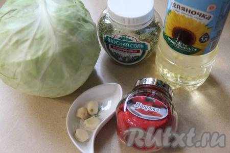 Подготовить продукты для приготовления стейков из молодой капусты в духовке. Капусту промыть водой, удалить верхние листья. Чеснок почистить. 