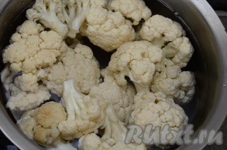 Выложить соцветия в подходящую кастрюлю, залить полностью водой и поставить на сильный огонь. Когда вода закипит, подсолить её по вкусу и варить капусту на небольшом огне до готовности (минут 5-7). Готовая капуста должна легко прокалываться ножом, но при этом не разваливаться и держать форму. Продолжительность отваривания зависит от сорта капусты, в этот раз она у меня была готова через 5 минут после начала кипения воды.