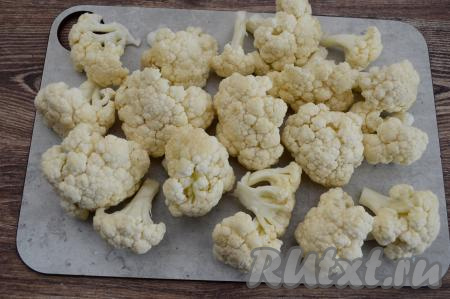 Нарезать цветную капусту на соцветия.