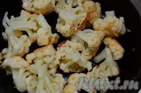 Обжарить капусту на среднем огне примерно 2-3 минуты (до подрумянивания снизу), накрыв крышкой. Затем перевернуть на бок соцветия и обжарить под крышкой до подрумянивания по бокам (на это потребуется 2-3 минуты).