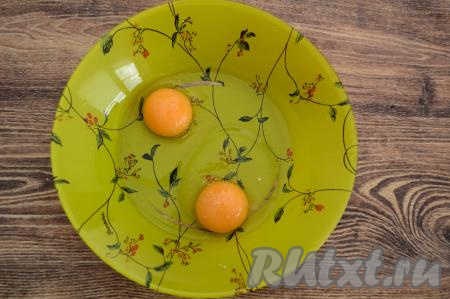 В глубокую тарелку вбить 2 сырых яйца, добавить щепотку соли, взбить вилкой до получения однородного яичного кляра. На другую тарелку насыпать муку.