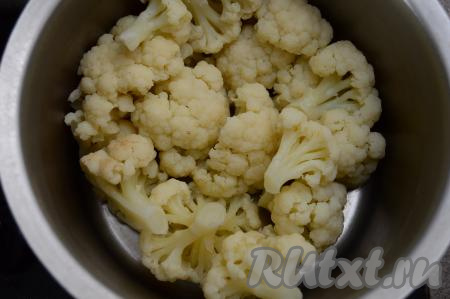 Слить из кастрюли воду, обдать капусту холодной водой, лишнюю воду слить, оставить остывать.