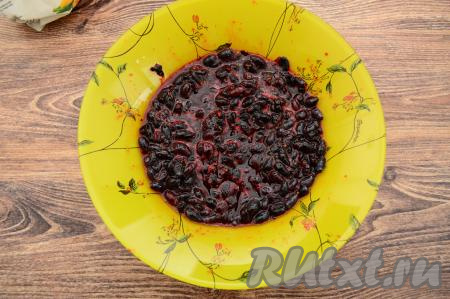 Подготовленную жимолость переложить в глубокую тарелку, всыпать сахар. Растереть вилкой жимолость с сахаром. До получения однородного пюре можно ягоды не растирать, главное чтобы сахар растворился и соединился с жимолостью. У меня была достаточно кислая жимолость и я добавила 2 столовых ложки сахара, поэтому пирог получился в меру сладким. Вы можете добавить сахар на ваш вкус.