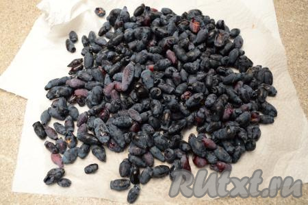 Ягоды можно взять как свежие, так и замороженные. Свежую жимолость нужно промыть водой. Замороженную жимолость нужно разморозить при комнатной температуре, лишнюю воду слить. Свежую (или размороженную) жимолость обсушить, разложив на бумажном полотенце.