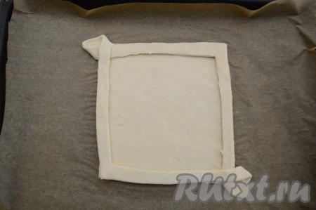 Затем, взяв углы с разрезами, переложить их на противоположные стороны квадрата так, чтобы получился бортик пирога с двумя завитками.