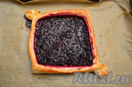 Духовка к этому моменту уже должна быть разогрета до 200 градусов. Выпекать пирог с жимолостью минут 20-25 (до зарумянивания слоёного теста). У меня пирог выпекался 20 минут.