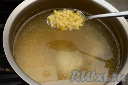 После закипания воды, перемешать, чтобы убедиться, что горох не прилип ко дну кастрюли, уменьшить огонь. Варить до мягкости гороха (минут 50-60). Продолжительность варки зависит от сорта гороха, его целостности. Я люблю суп с разваренным горохом, поэтому варила 60 минут.