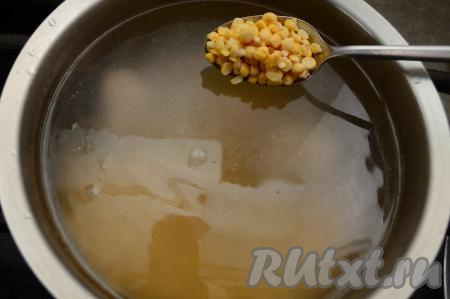 Куриные ножки промыть водой, выложить в кастрюлю, залить 2,5 литрами холодной воды, поставить на сильный огонь. Довести воду до кипения, затем снять пену, убрать с огня. Бульон, если необходимо, процедить, вернуть в кастрюлю. По прошествии часа горох немного набухнет, откинуть его на сито, хорошо промыть под проточной водой, лишней воде дать стечь. В кастрюлю с бульоном и куриными ножками выложить подготовленный горох, поставить на достаточно сильный огонь.