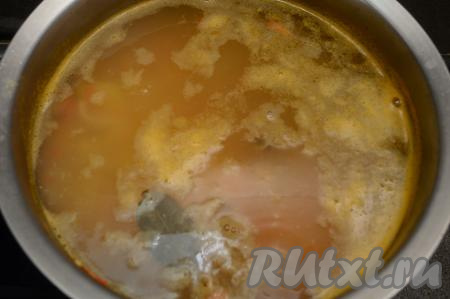 Варить на небольшом огне 5 минут (до мягкости картошки), убрать с огня.