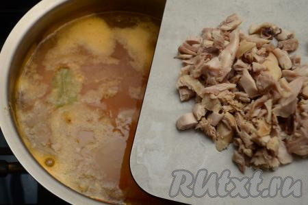 Куриное мясо отделить от костей, нарезать на части. После того как картошка с морковью проварятся 15 минут, добавить в кастрюлю мясо, отделённое от куриных ножек, и лавровый лист, довести до кипения.