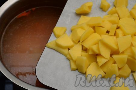 Сразу же выложить картошку, нарезанную на средние брусочки, перемешать, всыпать соль по вкусу. Довести бульон до кипения, уменьшить огонь и варить после этого гороховый суп 15 минут.