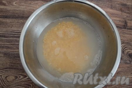 Промытый горох переложить в глубокую миску, залить полностью водой и оставить на 1 час. Благодаря замачиванию, горох сварится быстрее.