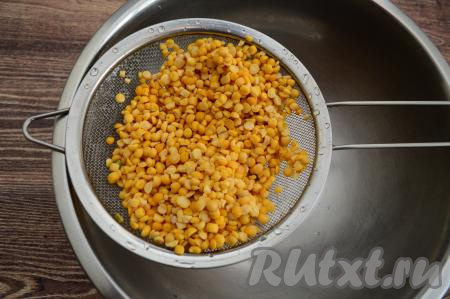 Горох выложить в сито, промыть водой, лишнюю воду слить.