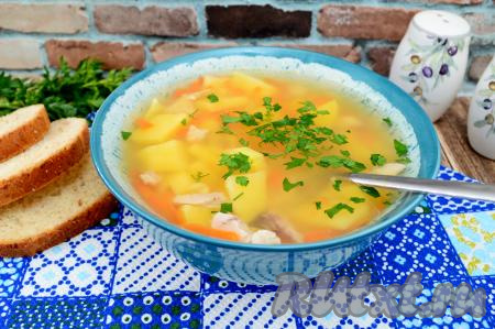 Аппетитный, вкусный, насыщенный гороховый суп, сваренный на бульоне из куриных ножек, разлить по тарелкам, по желанию, добавить мелко нарезанную зелень и подать к столу.