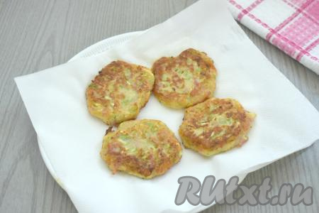 Готовые оладушки из кабачка со сковороды перекладываем на бумажные полотенца, чтобы избавиться от лишнего масла. Перемешиваем тесто и, добавляя в сковороду масло по мере необходимости, постепенно жарим все оладьи. Из предложенного количества ингредиентов у меня получились 8 кабачковых оладий с ветчиной и сыром.