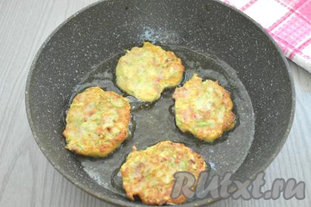 Разогреваем на сковороде растительное масло, выкладываем по 1-1,5 столовых ложки теста, формируя круглые оладьи. Жарим кабачковые оладьи до румяности с двух сторон (примерно по 3-3,5 минуты с каждой стороны).