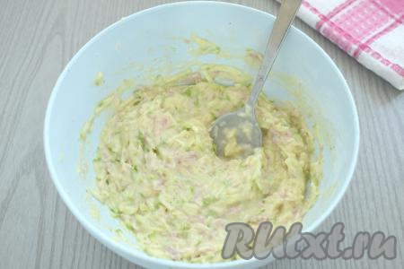 Тесто для кабачковых оладий с ветчиной и сыром должно получиться вязким, в меру густым, как на фото. Если тесто получилось жидковатым (многое зависит от того, насколько хорошо вы отжали кабачок от жидкости), тогда добавьте ещё немного муки, доводя тесто до нужной густоты.