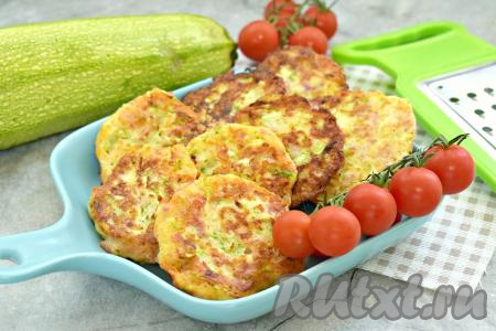 Аппетитные, ароматные, вкусные, нежные кабачковые оладьи, приготовленные с ветчиной и сыром, подаём к столу, дополнив сметаной или вашим любимым соусом.