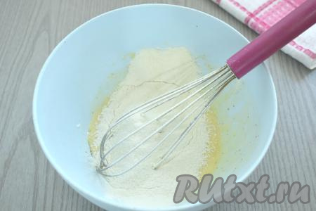 В получившуюся массу просеиваем 2 столовых ложки муки, перемешиваем венчиком.