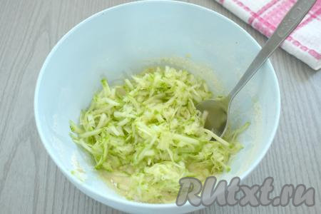 Кабачок моем, кожуру, по желанию, срезаем (я использовала молодой кабачок с тонкой кожицей, поэтому очищать его от кожуры не стала). Если у кабачка крупные семечки, их нужно будет удалить. 200 грамм подготовленного кабачка натираем на крупной тёрке в отдельную миску, солим и оставляем на 5-10 минут. Кабачок за это время выделит сок. Тщательно отжимаем выделившийся сок (выделившийся сок нам не понадобится). В миску с тестом выкладываем отжатую кабачковую массу.