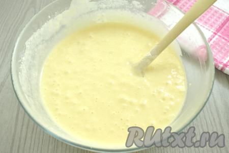 Постепенно добавляя оставшуюся муку, аккуратно, но уверенно вмешивая её по часовой стрелке, замешиваем нежное, однородное, в меру вязкое тесто для манника. Как только добились нужной густоты теста, значит больше муку добавлять не нужно. Оставляем тесто постоять при комнатной температуре минут на 15, чтобы манка набухла. 