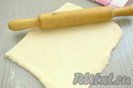 Чистой половиной прямоугольника из теста накрываем половину теста с сыром (сыр окажется внутри). Затем немного раскатываем тесто скалкой.