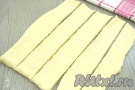 Нарезаем тесто с сыром на полоски шириной 3-3,5 сантиметров. У меня получились 5 полосок.