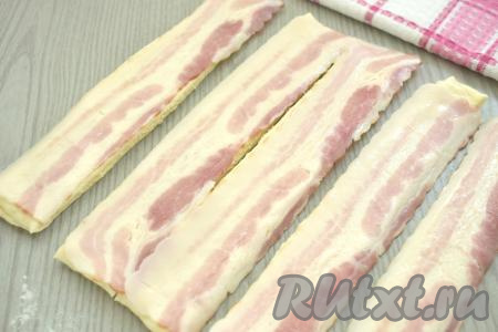 Бекон я использовала сырокопчёный, уже нарезанный на тонкие полоски. Если вы купили бекон куском, тогда нарежьте его на тонкие полоски длиной, равной длине полоски из теста. На каждую полоску теста выкладываем полоску бекона.