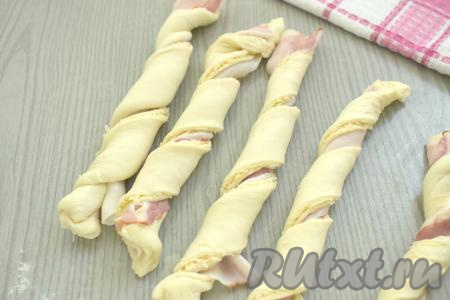 Перекручиваем каждую полоску несколько раз. В результате получатся палочки-спиральки.