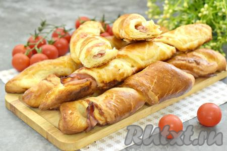 Сытные, аппетитные, ароматные палочки с беконом и сыром к столу лучше подавать тёплыми. В этой выпечке воздушное слоёное тесто очень удачно сочетается с несладкой начинкой!