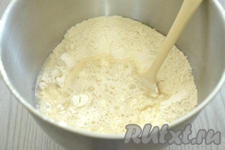 Пока варится картофель, замесим тесто для вареников. Для этого в небольшой ёмкости взбиваем вилкой яйцо. В&nbsp;глубокую миску просеиваем 350 грамм муки,&nbsp;добавляем взбитое яйцо, растительное масло и соль, вливаем тёплую воду, перемешиваем лопаткой (или столовой ложкой).