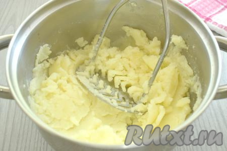 После того как картошка сварится до готовности, сливаем воду, в которой она варилась. Разминаем картофель до получения однородного пюре.