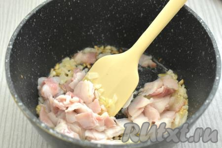 К обжаренному луку добавляем бекон, нарезанный на небольшие кубики, перемешиваем. Обжариваем лук с беконом минуты 3, периодически перемешивая.