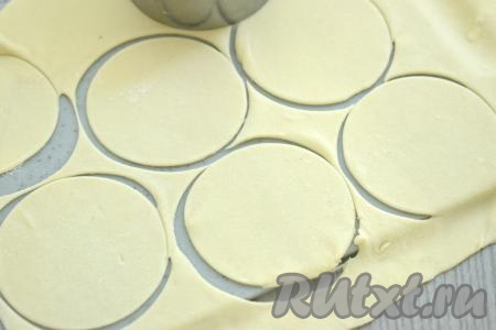 После того как начинка остынет, можно приступать к формированию вареников. Для этого отрезаем от теста небольшой кусок, на присыпанной мукой поверхности раскатываем его в пласт толщиной 2 миллиметра. С помощью кулинарного кольца (я использовала кулинарное кольцо диаметром 7 сантиметров)&nbsp;вырезаем кружки.