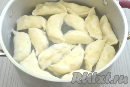 Часть вареников с картошкой и беконом можно сразу отварить. А оставшиеся вареники можно выложить в один слой на припылённую мукой доску и отправить в морозилку, а после замораживания переложить в целлофановый пакет, хранить в морозилке и использовать по мере необходимости. Для того чтобы отварить свежеслепленные (или замороженные) вареники, выкладываем их в кастрюлю с кипящей подсоленной водой, добавляем лавровый лист и варим их с момента всплытия 6 минут на небольшом огне.