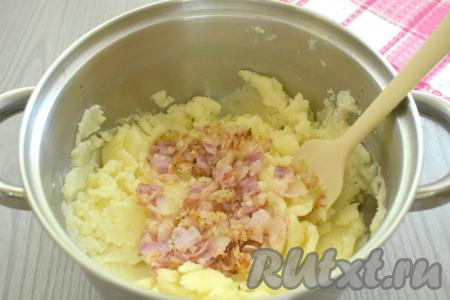 Обжаренный бекон с луком выкладываем в картофельное пюре, перчим, перемешиваем. Пробуем на вкус, если нужно, досаливаем и начинка для вареников готова, обязательно даём остыть.