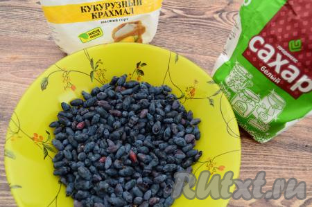  Подготовить продукты для приготовления киселя из жимолости. Крахмал можно взять как кукурузный (его я и использовала), так и картофельный. Жимолость можно использовать как свежую, так и замороженную (размораживать не нужно).