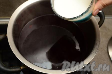 После закипания напитка немного уменьшить огонь и начать тонкой струйкой, не переставая перемешивать ложкой, влить крахмальную смесь.