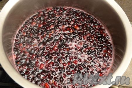 После закипания, уменьшив огонь, варить минут 6-7.