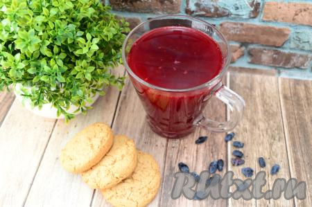 Остывший яркий, в меру густой, вкусный кисель из жимолости разлить по чашкам и можно наслаждаться вкусным, ароматным напитком!