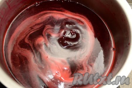 Довести до кипения, периодически перемешивая, после этого, уменьшив огонь, проварить кисель из жимолости 2 минуты. Убрать кастрюлю с огня, накрыть крышкой и оставить остывать и настаиваться.
