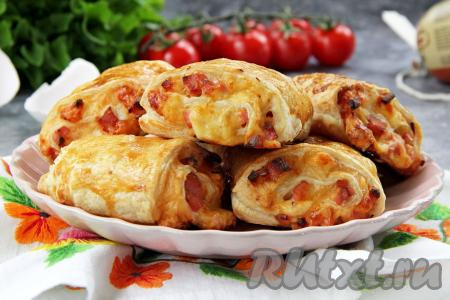 Булочки с колбасой и сыром из слоёного теста