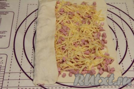 Свернуть тесто с начинкой в рулет, начиная с любого края.