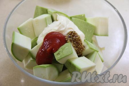 Сюда же выложить сметану, майонез, горчицу, кетчуп, немного подсолить.&nbsp;