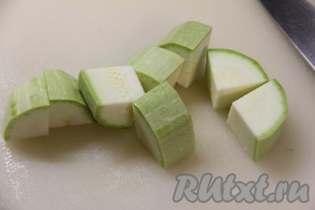 Кабачки нарезать на кусочки, которые будет удобно нанизывать на шампуры. Я разрезала каждый кабачок вдоль на 4 равных брусочка, а затем каждый брусок нарезала на части.